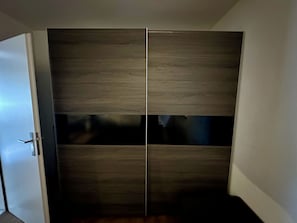 Un armario con puerta corredera.