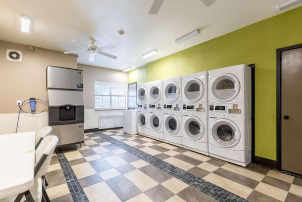 A laundry room with multiple washing machines, a ceiling fan, and a radiator. - 2 Queen Beds | Non-Smoking, Kitchen (Bay city TX)