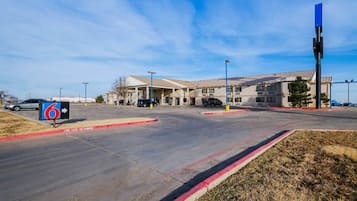 Un parking avec un panneau indiquant la direction à suivre pour se rendre à un endroit désigné par le numéro 6.