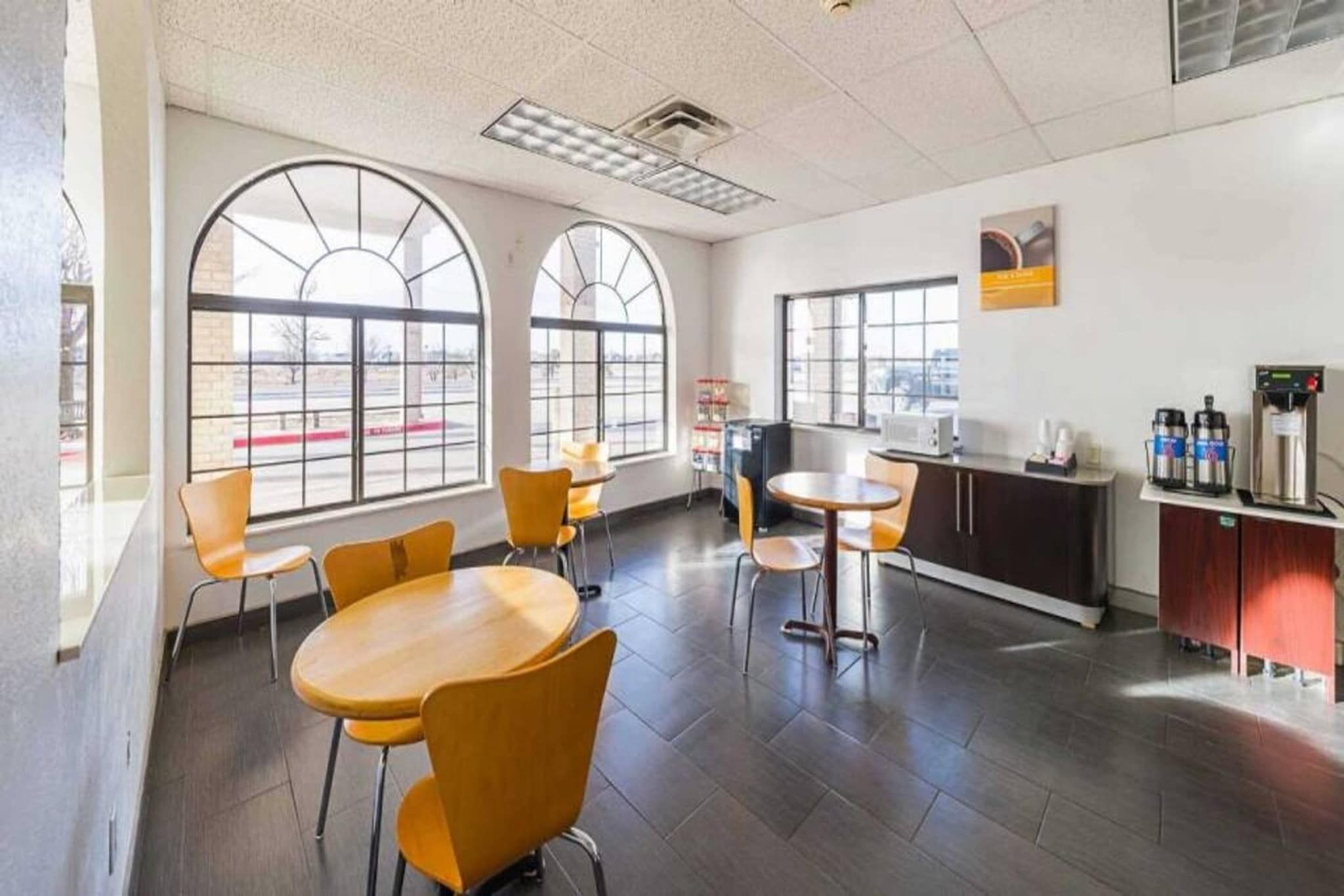 Un intérieur moderne avec de grandes fenêtres, un coin cuisine et des espaces de détente.