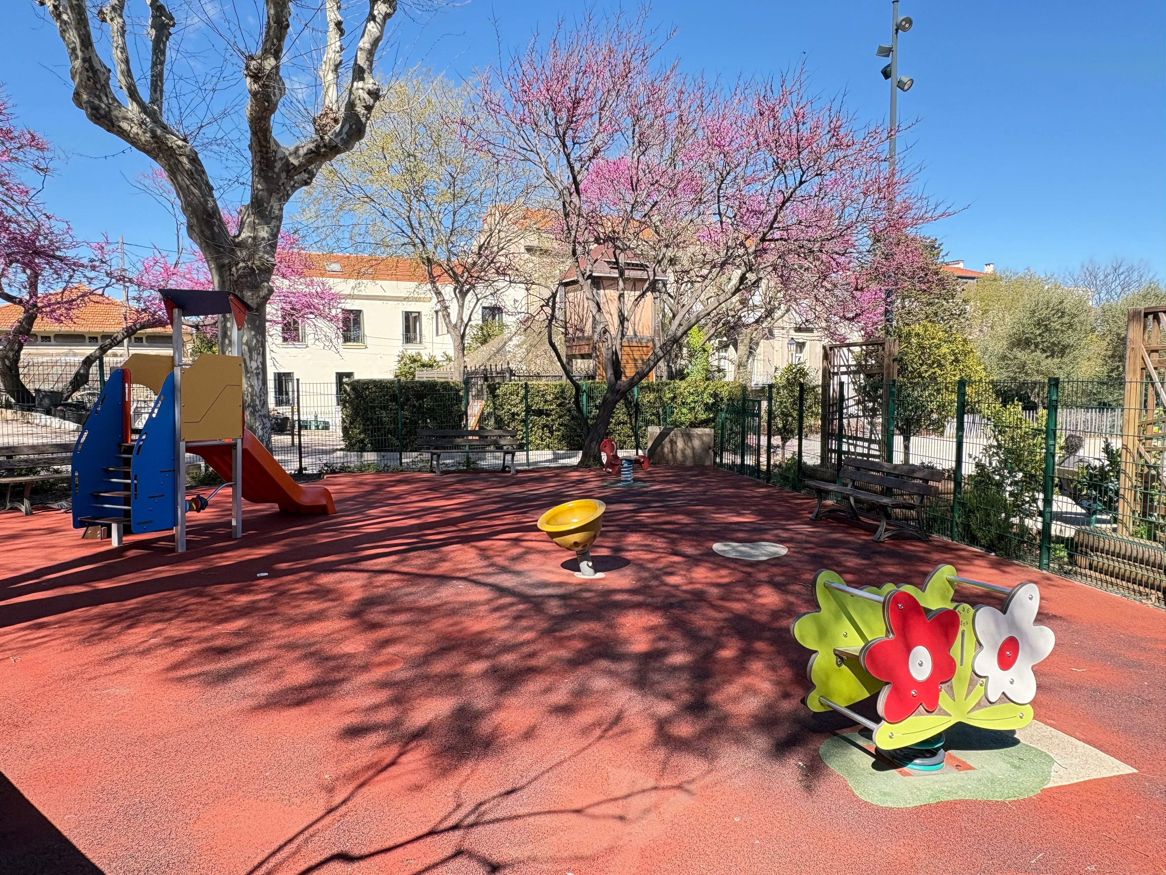 Ein Spielplatz mit Rutsche, Klettergerüsten und einem gelben Ballbecken.