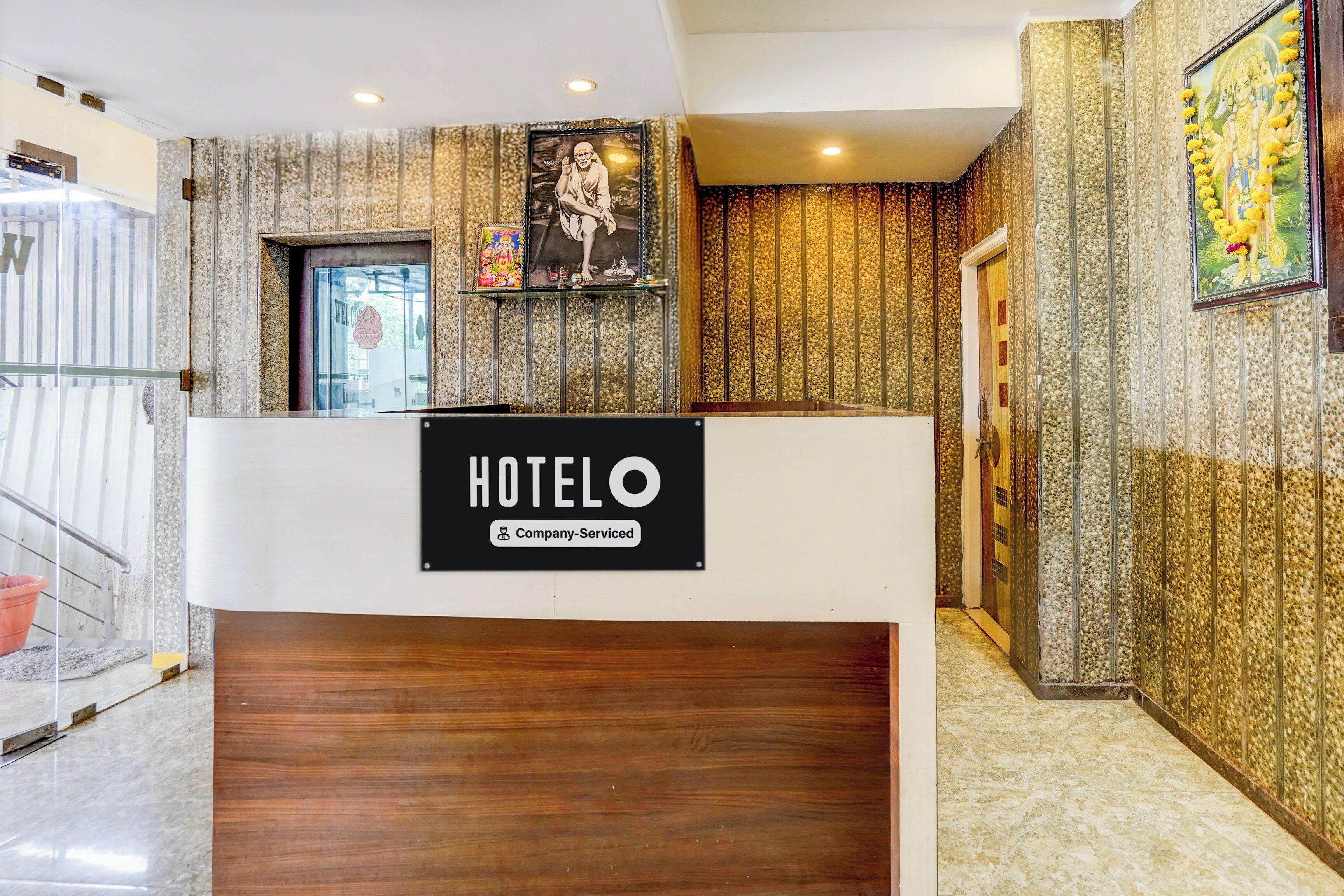 Ein Hotel-Rezeptionstresen mit einem Schild, das anzeigt, dass er geschäftlich genutzt wird.