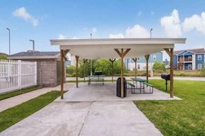 A covered outdoor area with picnic tables and a barbecue grill. - 2 Full Beds | Mob Acc Tub Nsmk Kitchen (INGLESIDE)