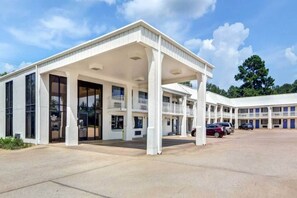 A motel with a covered front entrance, multiple balconies, and a parking area. - 2 Queen Beds | Nsmk, Micfridge (LINDALE)