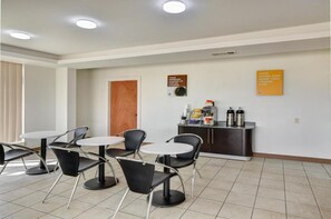 Entrance / Reception - 2 Queen Beds | Nsmk, Micfridge (LINDALE)