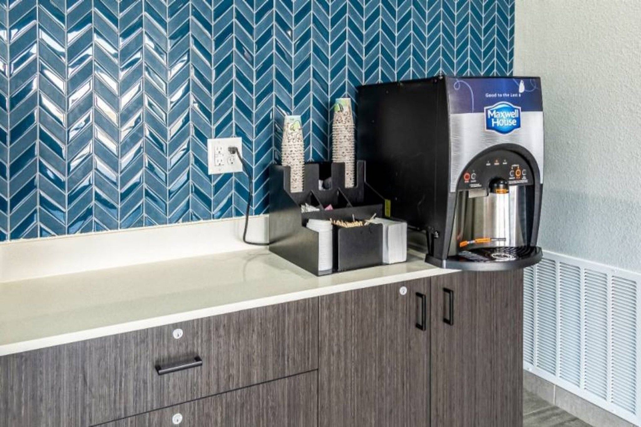 Een kitchenette met een koffiezetapparaat, een broodrooster en een waterkoker.