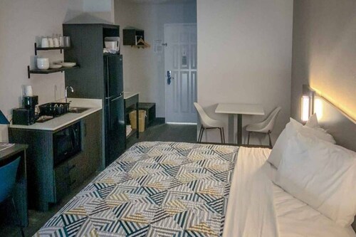 1 King Bed | Non-Smoking, Kitchen