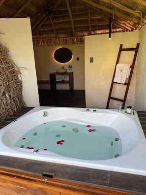 A hot tub with water, a wooden ladder, and a towel rack. - Casa K u Hotel (Dzemul)