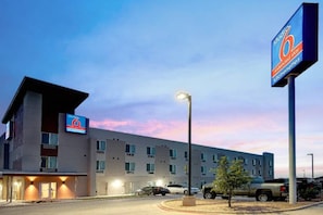 Ett hotell med en stor skylt som visar att det är ett hotell i lyxklass, med sex stjärnor.