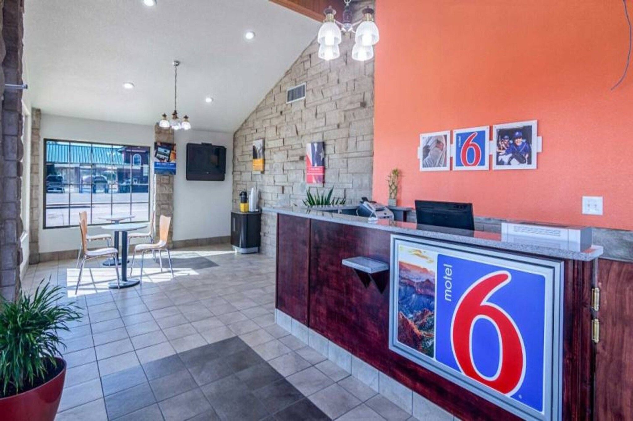 Zona de recepció amb paret de pedra, un gran rètol amb el número 6 i una finestra que donava al carrer.