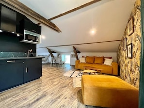 Um apartamento loft moderno com cozinha, sala de estar e espaço para refeições.