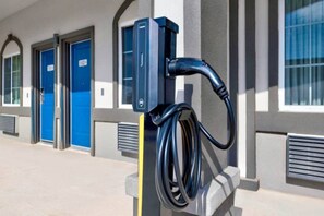 Ein Parkplatz mit Ladestationen für Elektrofahrzeuge.