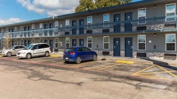 Un parking à étages où plusieurs voitures sont garées.