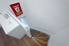Eine Treppe mit weißer Handlauf und Holzstufen.