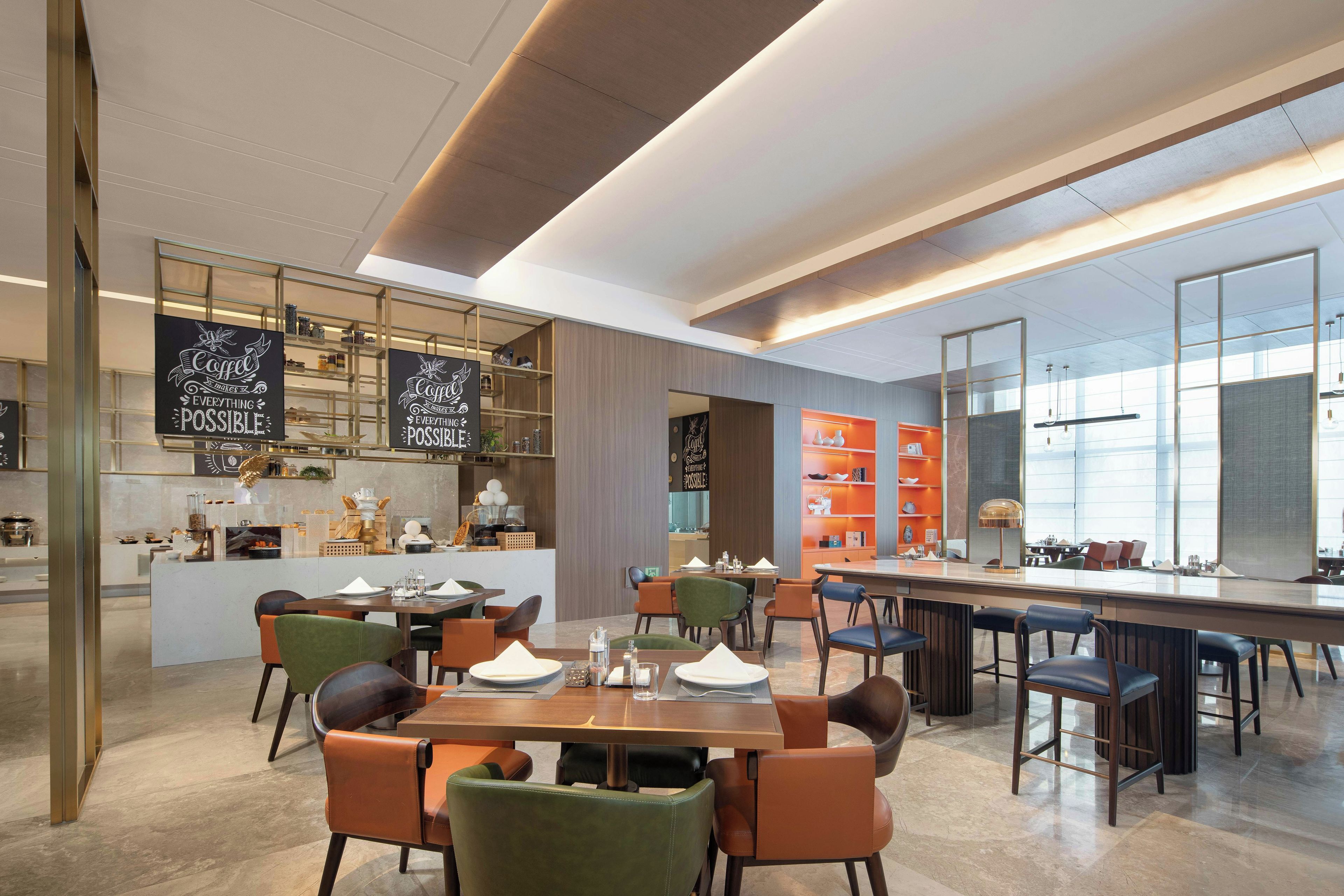 Un restaurant moderne doté d’un bar, d’un espace pour s’asseoir et de divers éléments décoratifs.