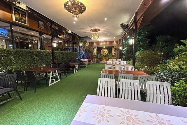 Outdoor dining - Kokhaburi Hotel by Zuzu (Ko Kha)