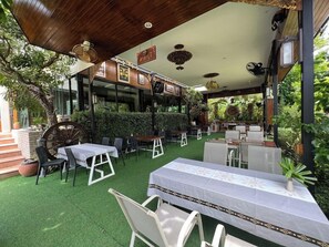 Outdoor dining - Kokhaburi Hotel by Zuzu (Ko Kha)