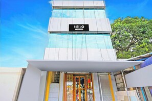 Um hotel com uma placa que diz 'HOTELO' e um logotipo da marca.