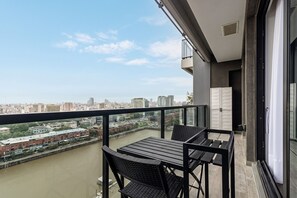 Outdoor dining - King Bed Apartment 19 floor- River Views in Puerto Madero (Puerto Madero)