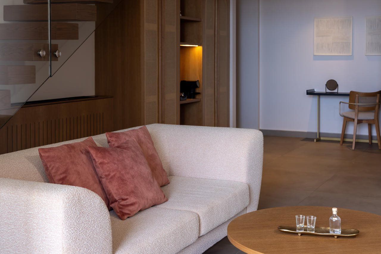 Ein modernes Wohnzimmer mit einer Couch, einem Couchtisch und einem kleinen Tisch mit Tablett.