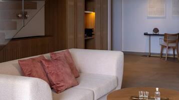 Ein modernes Wohnzimmer mit einer Couch, einem Couchtisch und einem kleinen Tisch mit Tablett.
