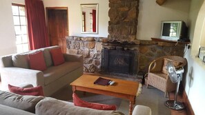 Living area - The Retreat Country Lodge (Howick)