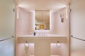 Salle de bain complète avec douche et toilette - Place Vendôme – A stylish and elegant apartment (Paris)