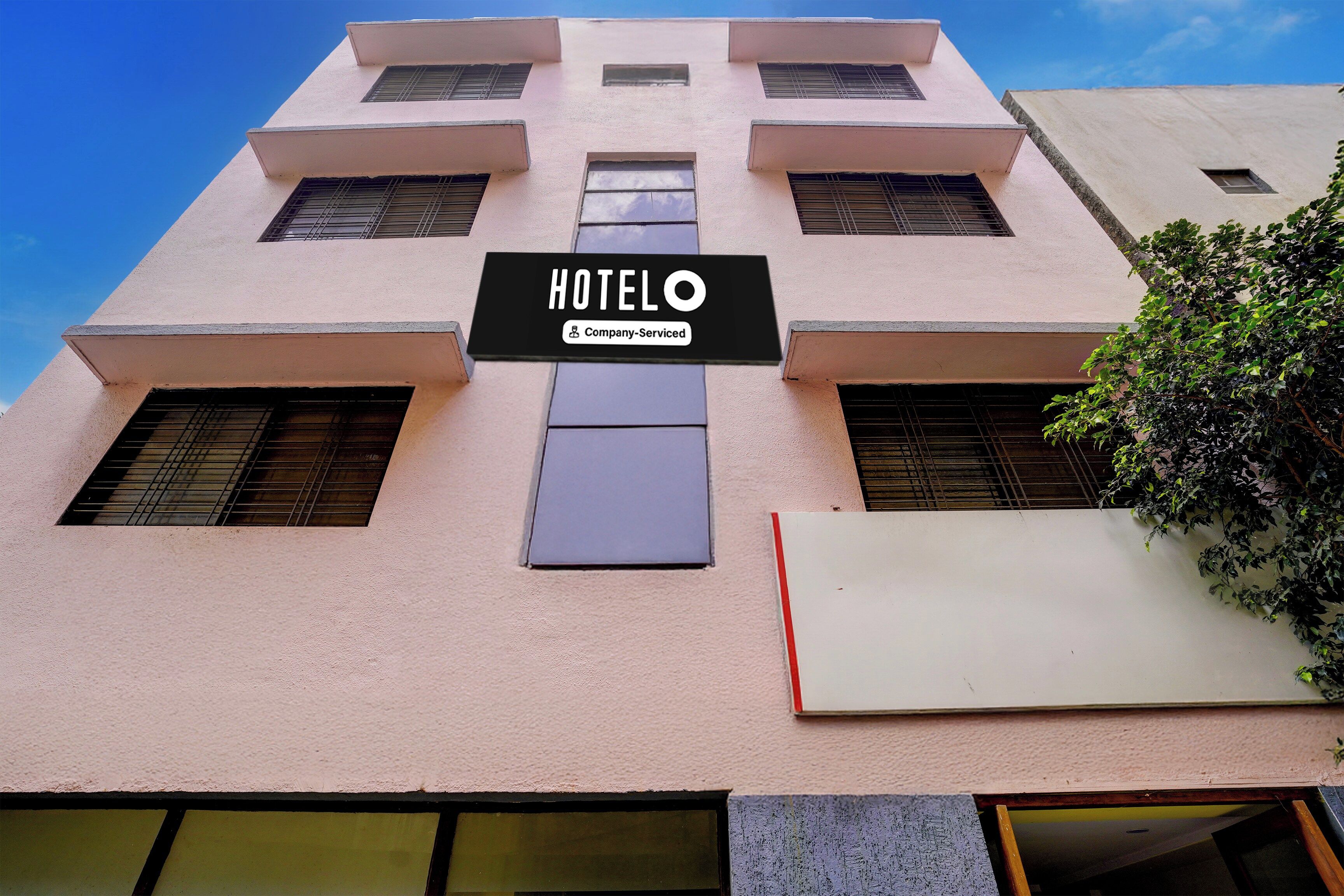 Edificio de hotel con un cartel que indica que cuenta con servicios para empresa.