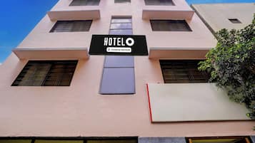 Edificio de hotel con un cartel que indica que cuenta con servicios para empresa.