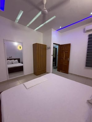 Un dormitorio con cama, armario y espejo.