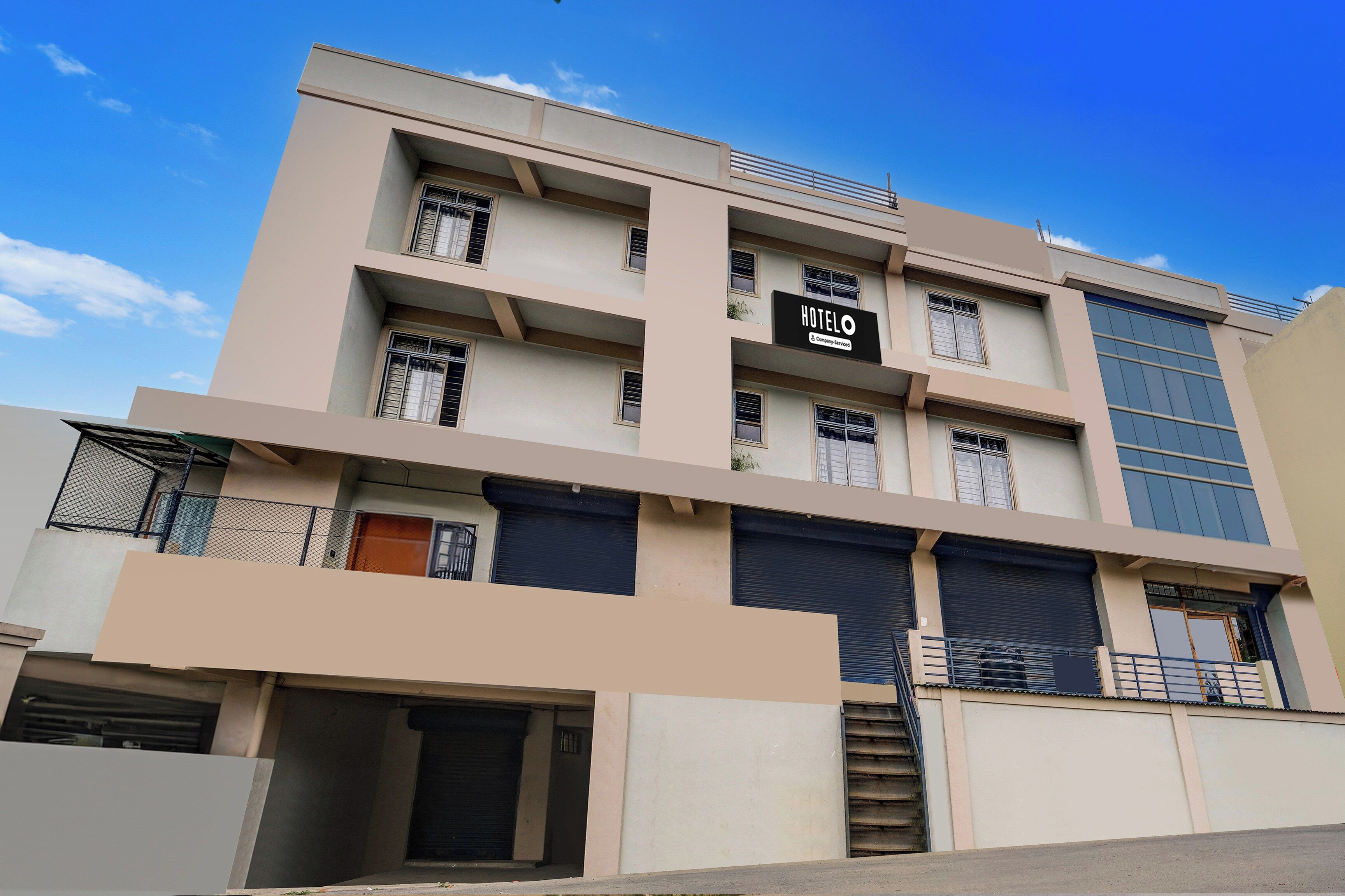 Ein mehrstöckiges Hotel mit einem Schild, das es als Firmenhotel kennzeichnet.