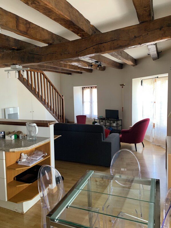 Living area - New Listing (Pleaux)