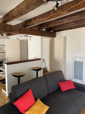 Living area - New Listing (Pleaux)