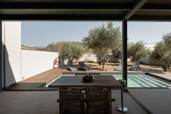 Outdoor dining - Mitos Ultimate Escape Villa (Naxos)
