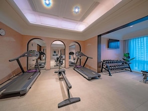 A gym with treadmills, elliptical machines, and dumbbells. - Mercure Lanzhou Downtown (Lanzhou)