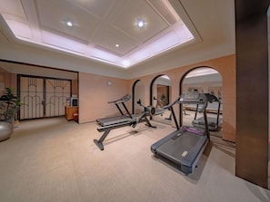 A gym with treadmills, exercise bikes, and a mirrored wall. - Mercure Lanzhou Downtown (Lanzhou)