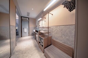 A modern bathroom with a bench, a mirror, and a towel rack. - Mercure Lanzhou Downtown (Lanzhou)