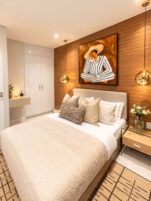 Ein modernes Schlafzimmer mit einem großen Bett, einer Wand in Holzoptik und einem Gemälde darüber.