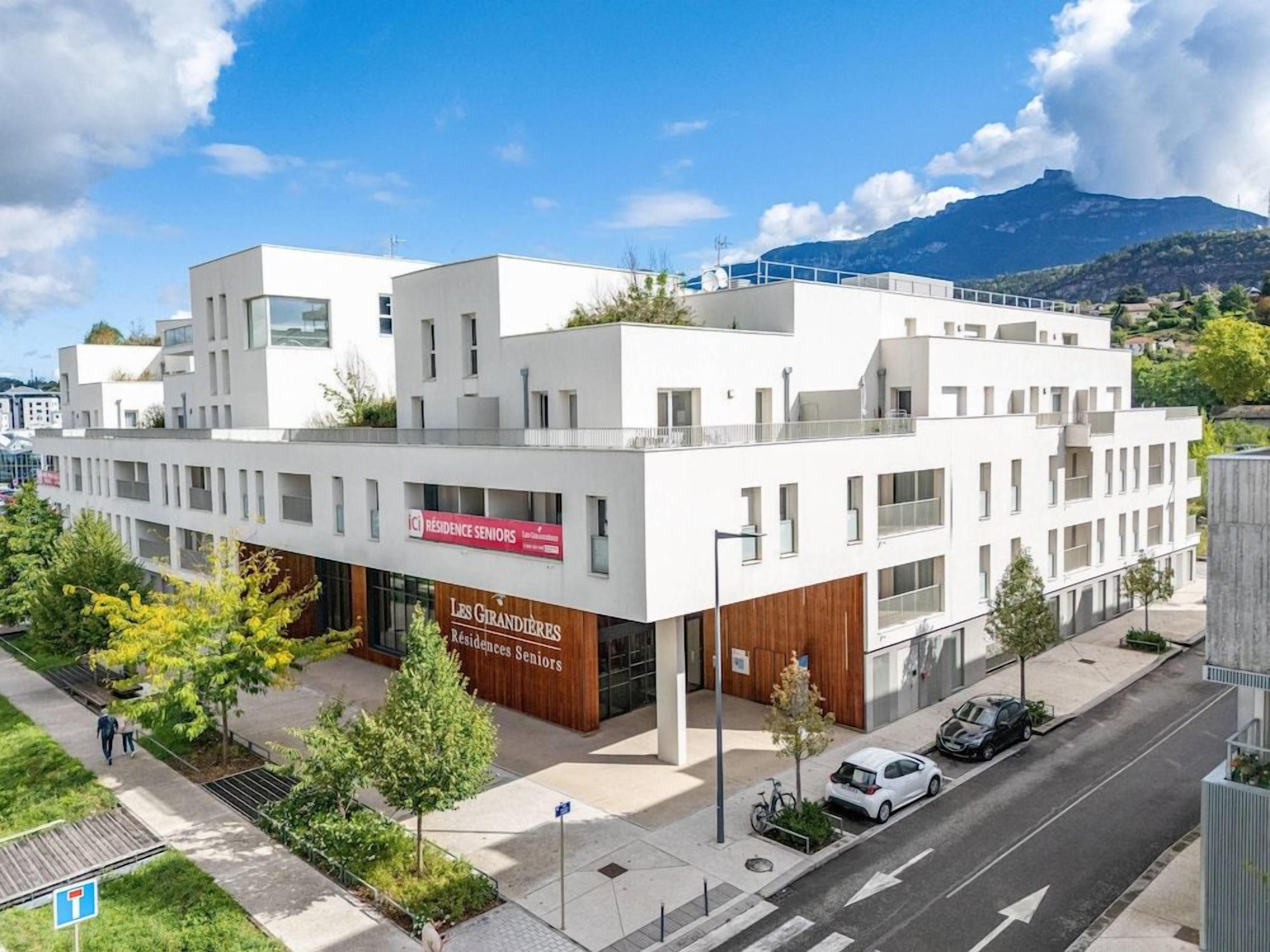 Un bâtiment moderne doté d’un toit plat, de nombreuses fenêtres et d’une enseigne indiquant « RÉSIDENCES SÉVÈRES ».