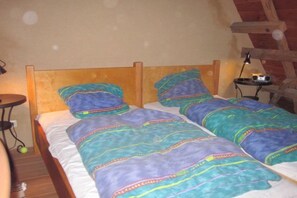 A single bed with a wooden headboard and a colorful blanket. - Holiday apartment with 0 bedrooms (Spirkelbach)