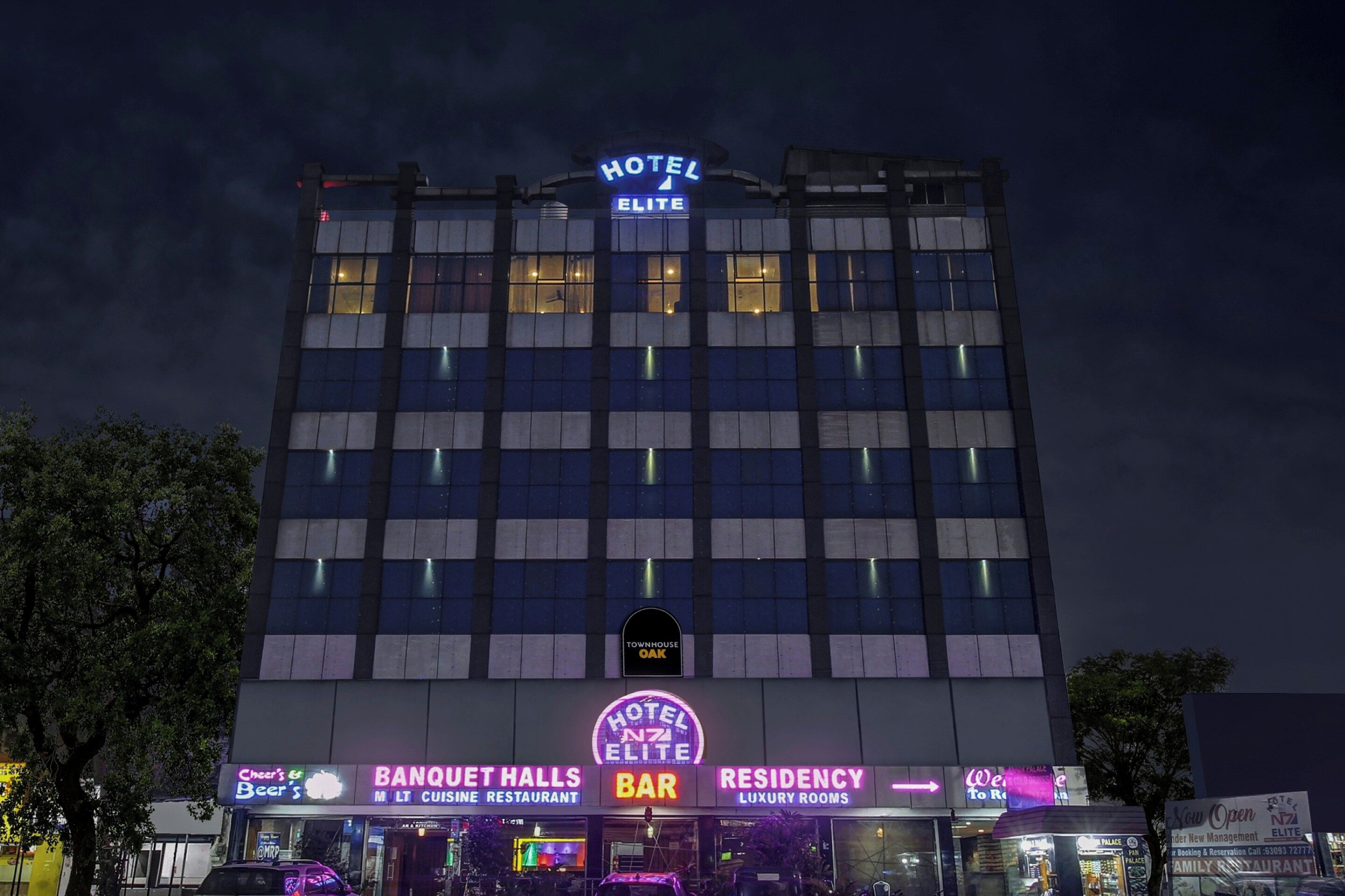 Un hotel de varios pisos con un letrero que indica que es un establecimiento 'ELITE'.