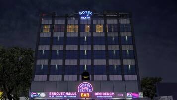Un hotel de varios pisos con un letrero que indica que es un establecimiento 'ELITE'.