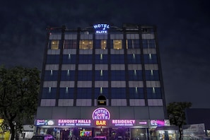A multi-story hotel with a sign indicating it is an 'ELITE' establishment. - Townhouse Oak LB Nagar Ramoji (Hyderabad)
