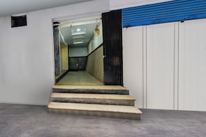 Unes escales que porten a un badiu amb una porta tancada.