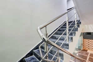 Eine Treppe mit Metallgeländer und Marmorstufen.