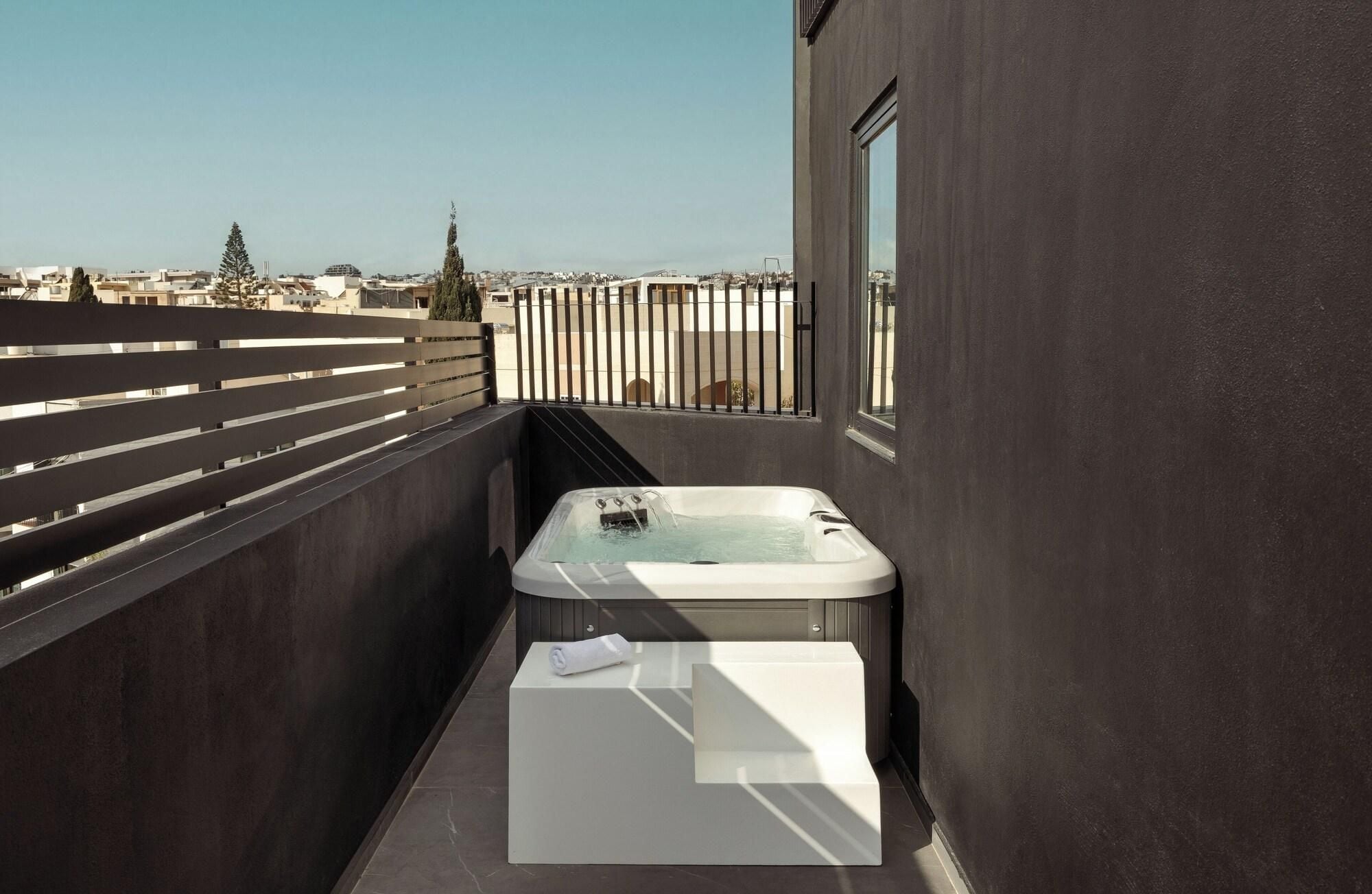 Ein moderner Whirlpool auf einem Balkon mit Blick auf die Stadt.