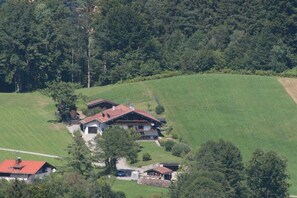 A rural house with a red roof, surrounded by green fields and trees. - Holiday apartment in Bad Wiessee with parking (Bad Wiessee)