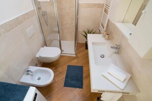A modern bathroom with a shower, toilet, bidet, and sink. - In the heart of the city, adjacent to the central Piazza del Popolo, at the gates of the historic center and close to the tree-lined avenue that leads to the sea, Il Maestrale is a delightful newly built attic, ready to accommodate up to 4 people.Withi (Albenga)