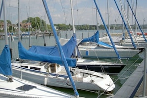A marina with multiple sailboats docked, some covered with blue tarps. - Holiday apartment with 2 bedrooms (Lindau)