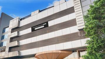 Un edificio de varios pisos con un letrero que dice 'TOWNHOUSE OAK Company Serviced'.